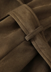 Vue détaillée du trench en daim marron foncé avec coutures et passant de ceinture