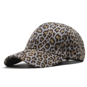 Detalle de gorra de béisbol con estampado de leopardo, tela suave y seis paneles