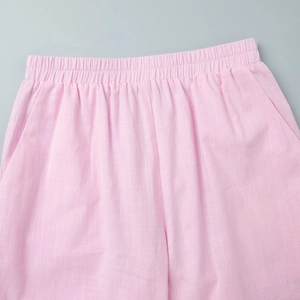 Detailansicht der rosa Baumwoll-Leinenhose mit elastischem Hochbund und Seitentaschen