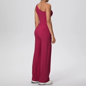 Détail du haut de yoga bordeaux asymétrique et du pantalon large en tissu extensible de qualité