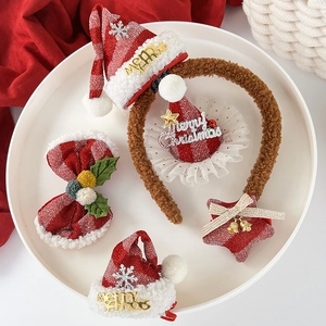 Détail de pinces à cheveux et de serre-têtes de Noël en peluche avec étoiles