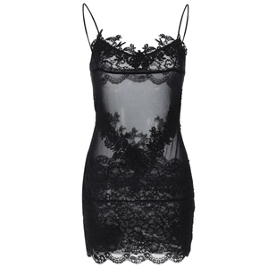 Détails de lingerie sexy en dentelle noire avec broderie florale et texture en tulle fin