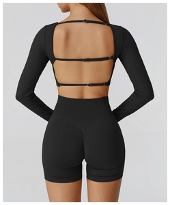Détail du haut de yoga sans couture avec dos nu ajouré et boucles métalliques réglables