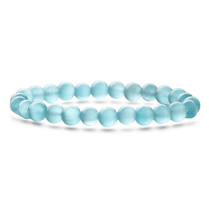 Détail des perles en pierre d'oeil de chat bleues sur bracelet élastique avec effet chatoyant