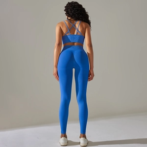 Dettaglio del set sportivo blu senza cuciture con reggiseno incrociato e leggings da yoga