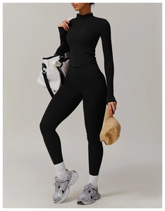 Détail de l'ensemble de sport noir avec haut zippé et legging en tissu élastique