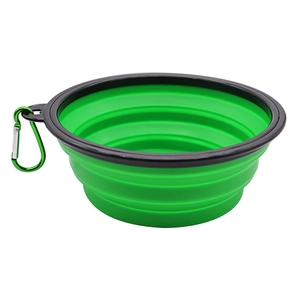 Ciotola pieghevole in silicone verde per cani con bordo nero e moschettone in metallo