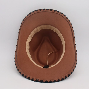 Vista interna del sombrero de fieltro marrón con banda beige y borde en zigzag negro