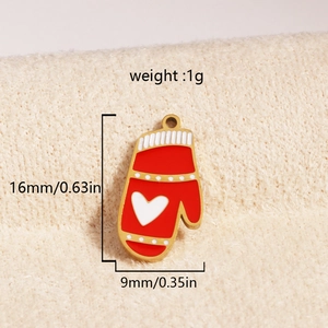 Detailansicht eines roten Emaille-Weihnachtshandschuh-Anhängers mit 18K Goldbeschichtung