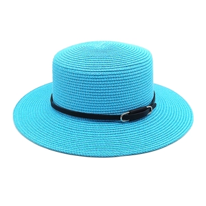 Détail d'un chapeau de paille bleu avec bande de cuir noir et boucle en métal argenté