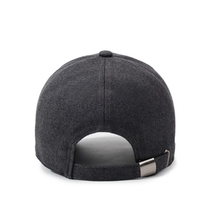 Vue arrière de la casquette gris anthracite avec sangle réglable et boucle en métal
