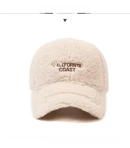 Nahaufnahme der beigen Sherpa-Baseballkappe mit brauner California Coast-Stickerei