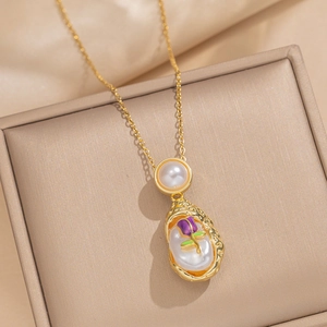 Collier en perles baroques avec fleurs en émail peintes à la main sur chaîne dorée