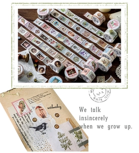 Details des Vintage-Briefmarken-Washi-Tapes mit Blumen- und Pilzmotiven auf Holzdekor