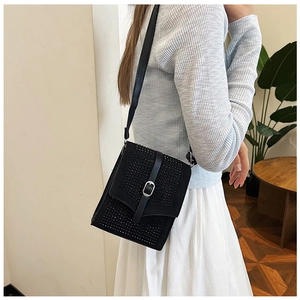 Schwarze Mini-Umhängetasche mit Strass und Wildleder-Finish an einem Modell getragen