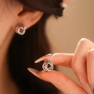 Élégantes boucles d'oreilles nœuds à trois boucles en argent au design minimaliste