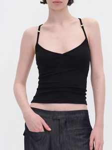 Dettaglio canotta nera slim fit con spalline sottili e fibbie regolabili in metallo argento