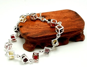 Dettaglio del bracciale a cubi placcato argento con cristalli colorati e chiusura a moschettone