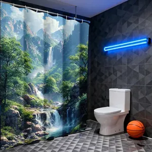Details des wasserdichten Landschaft-Duschvorhangs mit Wald-Wasserfall und Metallhaken