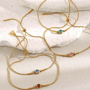 Détail de bracelets réglables en chaîne serpent plaqués or 18K avec zircons ronds