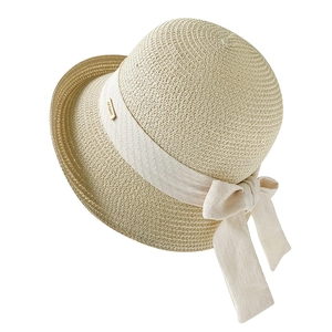 Élégant chapeau de soleil en paille beige avec nœud chic et logo en métal doré