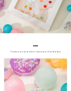 Gros plan d'une étoile pailletée et d'ornements macaron pour décoration de Noël