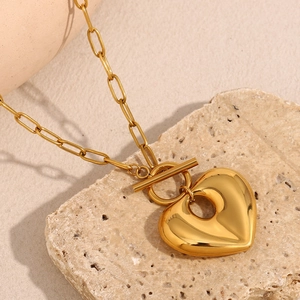 Dettaglio della collana con ciondolo a cuore placcata oro 18K con chiusura a T su pietra