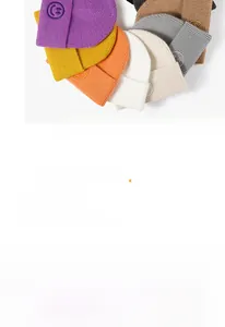 Details von farbenfrohen Rippstrick-Beanies mit aufgestickten Smiley-Patches in vielen Farben