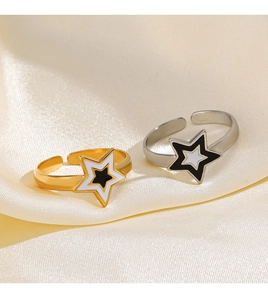 Dettaglio degli anelli a stella placcati oro 18K con smalto nero e bianco su seta