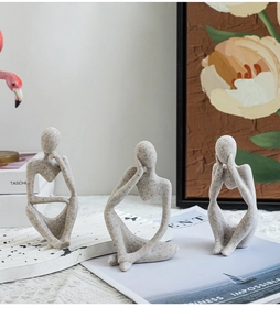 Détail des figurines de penseur de yoga abstrait nordique avec une texture de pierre mate