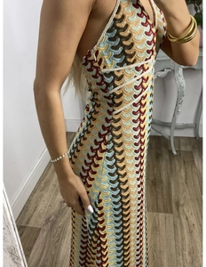 Détail d'une robe longue au crochet avec motifs à vagues colorés et dos nu licou élégant