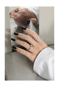 Dettaglio macro di anelli in argento sterling S925 a forma di cuore e testurizzati
