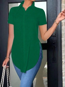 Detail view of the deep green short-sleeved polo shirt with stylish side slit hemline