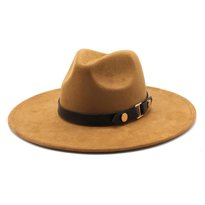 Dettaglio cappello fedora marrone con cinturino in pelle nera e fibbia dorata