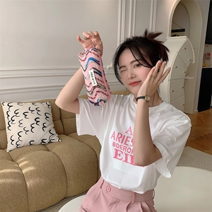 Gros plan sur la trousse à maquillage en tricot rose avec vagues colorées et fermeture