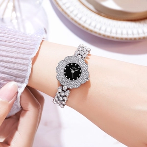 Dettaglio orologio a forma di fiore argento con cristalli e quadrante nero raffinato