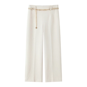 Pantaloni a gamba larga bianco sporco con cintura in pelle e catena dorata su sfondo bianco