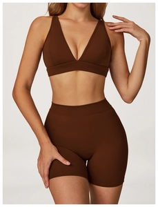 Vue détaillée du short de yoga marron chocolat à taille haute et du haut de sport en V