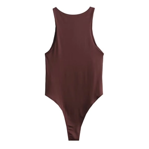 Dettaglio del body marrone cioccolato senza cuciture con tessuto liscio e taglio halter