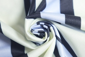 Gros plan sur la texture du tissu en maille rayé avec haute élasticité et drapé doux