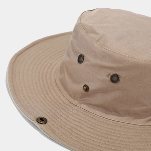Détail d'un chapeau de soleil extérieur kaki avec œillets d'aération et boutons-pression