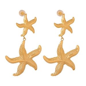 Boucles d'oreilles étoile de mer en acier titane plaqué or 18K avec finition métallique