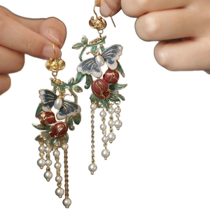 Boucles d'oreilles papillon vintage dorées avec grenade émaillée, perles et glands perlés