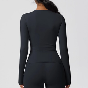 Vue de dos de l'ensemble de sport noir avec haut à manches longues et pantalon de yoga