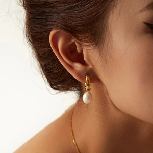 18K gold-plated stainless steel hoop earrings with natural freshwater pearl pendant on model