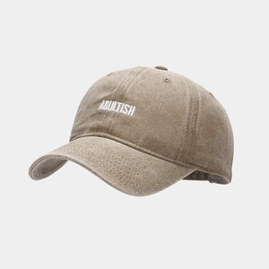 Détail de la broderie ADULTISH sur la casquette de baseball en coton délavé vintage