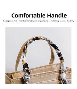 Détail du sac à main beige en similicuir croco avec foulard élégant sur la poignée