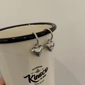 Minimalistische versilberte S925 Herzohrringe mit hochglanzpoliertem Metall-Finish