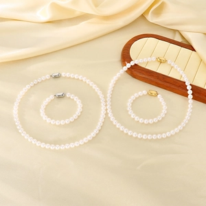 Parure de collier et bracelet en perles élégantes avec fermoirs argent et or sur soie