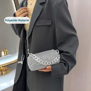 Elegante borsa a cilindro con strass argento e tracolla a catena metallica